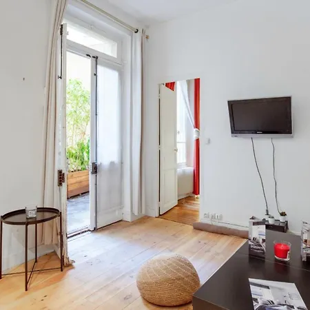 Charming Little Flat With Court Close To Eiffel Tower In - Welkeys * パリ