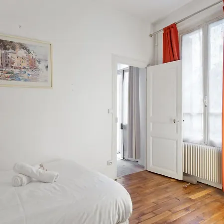 Charming Little Flat With Court Close To Eiffel Tower In - Welkeys Appartement Parijs